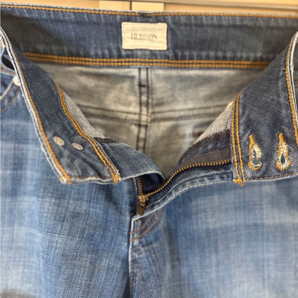 Hudson Jeans Croxley Mid-Thigh Shorts Women’s Size 32 – Medium Wash Denim Cuffed - Picture 4 of 6